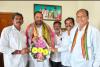 ప్రభుత్వ విప్ విజయరమణా రావుకు శుభాకాంక్షలు తెలిపిన నాయకులు.