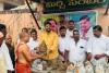 జోగిపేటలో మట్టి వినాయకుల పంపిణీ