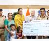 రోడ్డు ప్రమాదం లో మృతి చెందిన కానిస్టేబుల్‌ కుటుంబానికి  ₹ 1 కోటి బీమా చెక్కు
