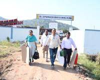 ఎన్నికల సామాగ్రిని తీసుకొని పోతున్న అధికారులు...