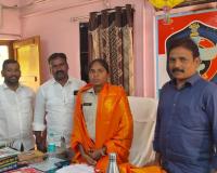 ఐరాల ఎస్సై జయశ్రీ  ని మర్యాదపూర్వకంగా కలిసినా వైసీపీ పార్టీ నాయకులు