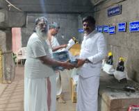 వైష్ణవ ఆలయాల ప్రధానార్చకులు పరావస్తు శ్రీనివాస భట్టాచార్యులు  వరదరాజస్వామి ఆలయానికి అంబ్లీ ప్లేయర్ నాలుగు స్పీకర్ల వితరణ