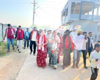 ఒక్క అవకాశం ఇవ్వండి.. అభివృద్ధి చేసి చూపిస్తా కాగజ్ ఘాట్ కాంగ్రెస్ సర్పంచ్ అభ్యర్థి  : బాకారం శిల్పా - నర్సింహ రెడ్డి 