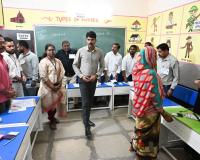 ముడిమ్యాల్‌ పోలింగ్‌ కేంద్రాన్ని పరిశీలించిన కలెక్టర్‌ నారాయణ రెడ్డి