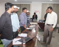  వెబ్ కాస్టింగ్ తో పోలింగ్ కేంద్రాలను పరిశీలన చేసిన  జిల్లా కలేక్టర్ బి యం.సంతోష్