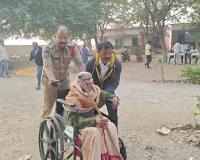 వృద్ధురాలిని వీల్ చైర్ లో తీసుకెళ్లి ఓటు వేయించిన ఎస్.ఐ వెంకట్రాజం