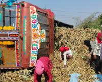 శంకర్ పల్లి లో శ్రీ చైతన్య స్కూల్ ముందర లారీ బోల్తా 