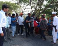 ప్రమాదంలో గాయపడిన వ్యక్తిని వాహనంలో ఆసుపత్రికి తరలించిన జిల్లా కలెక్టర్ ఆశిష్ సాంగ్వాన్