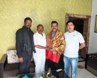 అక్కపల్లి శ్రీకాంత్ గౌడ్ ను  సన్మానించిన తాజా మాజీ జెడ్పిటిసి తిరుమల గౌడ్