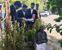 సాక్ష్యం చెప్పడానికి  నడవలేని స్థితిలో ఉన్న సాక్షి వద్దకు కదలివచ్చిన న్యాయమూర్తి    