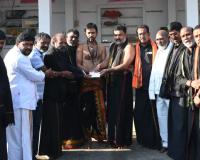 బెల్లూరి అయ్యప్ప ఆలయానికి  విరాళాలు, పట్టువస్త్రాలు సమర్పించిన... ఆదిలాబాద్ మీడియా కెమెరా మెన్స్, మరియు ఫోటోగ్రాఫర్ల మిత్రబృందం