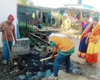 సానిటేషన్ పరిశుభ్రత పాటిస్తున్న సర్పంచ్ ఉజ్వల జాదవ్