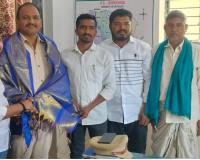 సిరికొండ ఎస్సైని కలిసిన జగదాంబ తండా పాలకవర్గం..