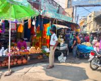 వేములవాడ ట్రాఫిక్ ఎస్ఐ సముద్రాల రాజు ఆధ్వర్యంలో రాజన్న ఆలయం వద్ద ట్రాఫిక్ నియంత్రణ చర్యలు 