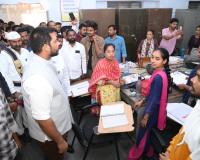 గ్రంథాలయాలలో పాఠకులకు, ఉద్యోగార్ధులకు అందుబాటులో అవసరమైన పుస్తకాలు