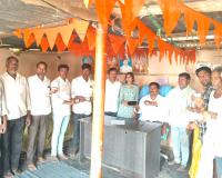 పంచాయతీ కార్మికులకు 'భరోసా'.. సొంత ఖర్చుతో బీమా చేయించిన  సర్పంచ్ రవీందర్ పటేల్