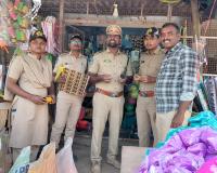 అటవీ శాఖ అధికారులు పతంగు దుకాణాలు తనిఖీ 