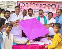 సంగమేశ్వర కాలనీ లో పతంగుల పంపిణీ.