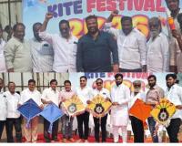 చిగుళ్ళపల్లి గ్రౌండులో గాలిపటాల వేడుకలు 