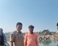 నాగమడుగులో  నీటిలో మునిగిన వ్యక్తి ప్రాణాలు కాపాడిన కానిస్టేబుల్.