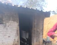 విద్యుత్ షార్ట్ సర్క్యూట్‌తో ఇంట్లోని వస్తువులు దగ్ధం.