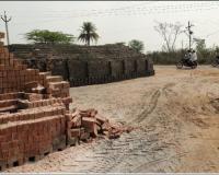 రోడ్డు పక్కనే ఇటుక బట్టి...   ఇబ్బందిలో బస్వాయిపల్లి గ్రామస్తులు,  ప్రయాణికులు......