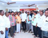 బిఆర్ఎస్, బీజేపీ పార్టీల నుంచి కండువా కప్పి కాంగ్రెస్ పార్టీ లోకి ఆహ్వానించిన ఎమ్మెల్యే నాగరాజు 