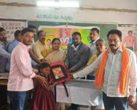 కేఎన్డి చారిటబుల్ ట్రస్ట్ సభ్యుల ఆధ్వర్యంలో..   స్కూల్ పిల్లలకి ఉచిత బ్యాగుల పంపిణీ..