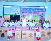 రైతులకు వ్యవసాయ యాంత్రీకరణ పథకం రాయితీ  పై యంత్రాల పంపిణీ చేసిన :   ఎమ్మెల్యే బండ్ల కృష్ణమోహన్ రెడ్డి 