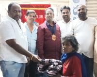 యాచకులకు దుప్పట్లు అందజేత