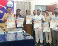 విజన్ ఆంధ్ర క్యాలెండర్‌ను ఆవిష్కరించిన టూ టౌన్ సీఐ