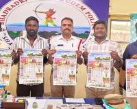 విజన్ ఆంధ్ర క్యాలెండర్‌ను ఆవిష్కరించిన కొత్తగూడెం ట్రాఫిక్ ఎస్‌ఐ