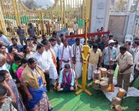 మేడారం జాతరలో మంత్రి పొన్నం తులాభారం  .