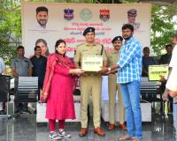 జర్నలిస్టులు మీరు హెల్మెట్ ధరించండి, అందరికీ ఆదర్శంగా నిలవండి.