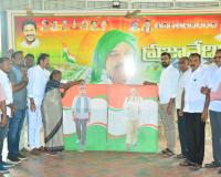 సీఎం రేవంత్ రెడ్డి , మంత్రి తుమ్మల చిత్రపటాలకు పాలాభిషేకం