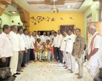 పూర్వ విద్యార్థులు సర్పంచ్ కు ఘన  సన్మానం