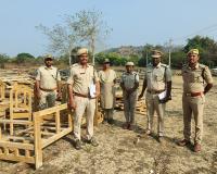 అక్రమంగా ఇళ్లలో నిల్వ ఉంచిన 2  లక్షల పైచిలుకు విలువ గల కలప స్వాధీనం....