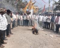 అనుచిత వ్యాఖ్యలకు నిరసనగా మల్లయ్య యాదవ్ దిష్టిబొమ్మ దగ్ధం.