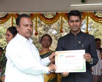 ప్రశంసా పత్రాన్ని అందుకున్న  అయూబ్ ఖాన్  