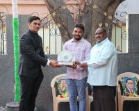 రాష్ట్ర స్థాయి ఉత్తమ మీ సేవా ఆపరేటర్ అవార్డు అందుకున్న  ప్రవీణ్.