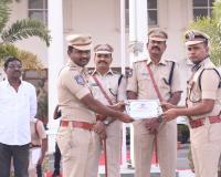 జిల్లా ఎస్పీ చేతులు మీదుగా ఉత్తమ ఎస్ఐ గా ప్రశంసపత్రం తీసుకున్న   అయిజ ఎస్ఐ శ్రీనివాసరావు