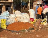 మర్పల్లి మార్కెట్‌లో కందులు రూ.8,500  ఇప్పటికే సగానికి పైగా అమ్ముకున్న రైతులు 