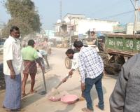 స్వచ్ఛ భారత్‌లో భాగంగా రహదారిపై ఉన్న దుబ్బ మట్టిని తొలగించిన సర్పంచ్