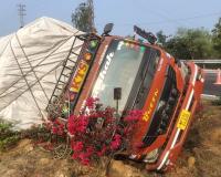 పిట్లం హైవే పై డీసీఎం బోల్తా....