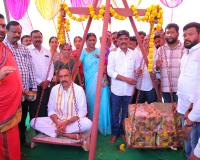 శ్రీ వెంకటేశ్వర స్వామి వారికి నిలువెత్తు బంగారం తో (బెల్లం)తులాభారం సమర్పించిన ఎమ్మెల్యే డా సంజయ్ కుమార్