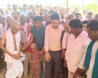 భౌతిక గాయానికి నివాళులర్పించిన మాజీ ఎమ్మెల్యే షిండే 