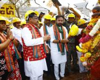 అమ్మవార్లకు ఎత్తు బంగారంతో మొక్కులు చెల్లించుకోన్న కేంద్ర మంత్రులు 