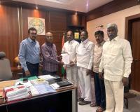 అదనపు కలెక్టర్ కు ఎ పామ్ అందజేస్తున్న టిఆర్ఎస్ నాయకులు