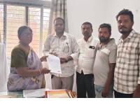 బాన్సువాడ  డి ఎ ఓ కు వినతి పత్రం అందజేసిన మంగళూరు గ్రామ సర్పంచ్...