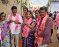 ఇంటింటి ప్రచారంలో బి అర్ ఎస్.కౌన్సలర్ అభ్యర్థులు